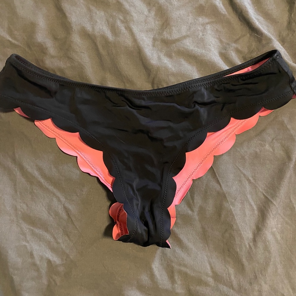 Black scalloped bikini bottom
